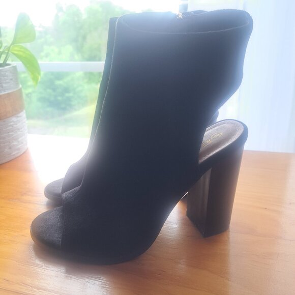 Beautiful heels, never used! - Picture 2 of 2